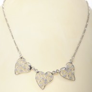 Girocollo a Tre Cuori in Filigrana Rodiata